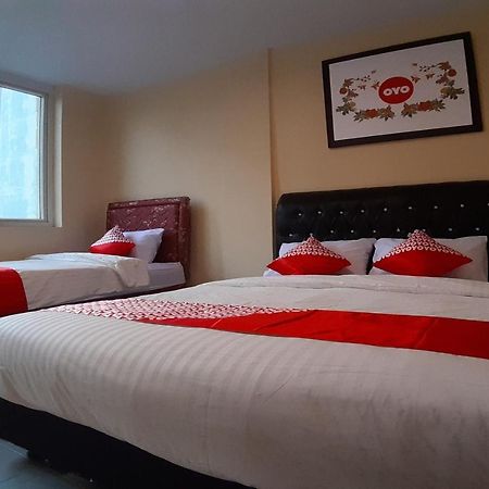 Oyo 1053 Angelyn Home Stay Medan Exteriör bild