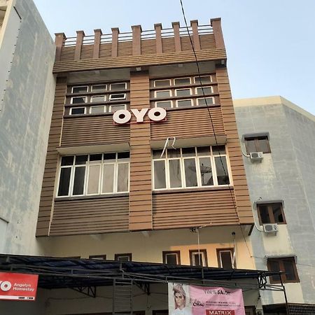 Oyo 1053 Angelyn Home Stay Medan Exteriör bild