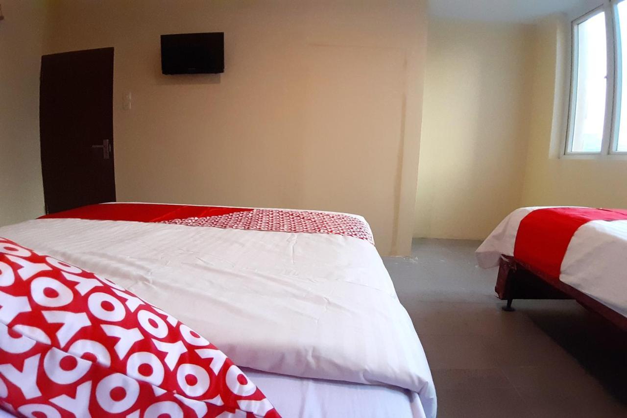 Oyo 1053 Angelyn Home Stay Medan Exteriör bild