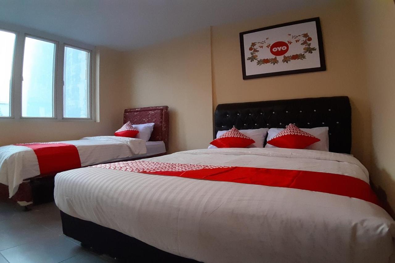 Oyo 1053 Angelyn Home Stay Medan Exteriör bild