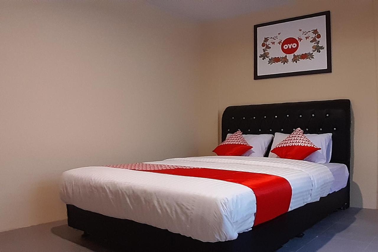 Oyo 1053 Angelyn Home Stay Medan Exteriör bild