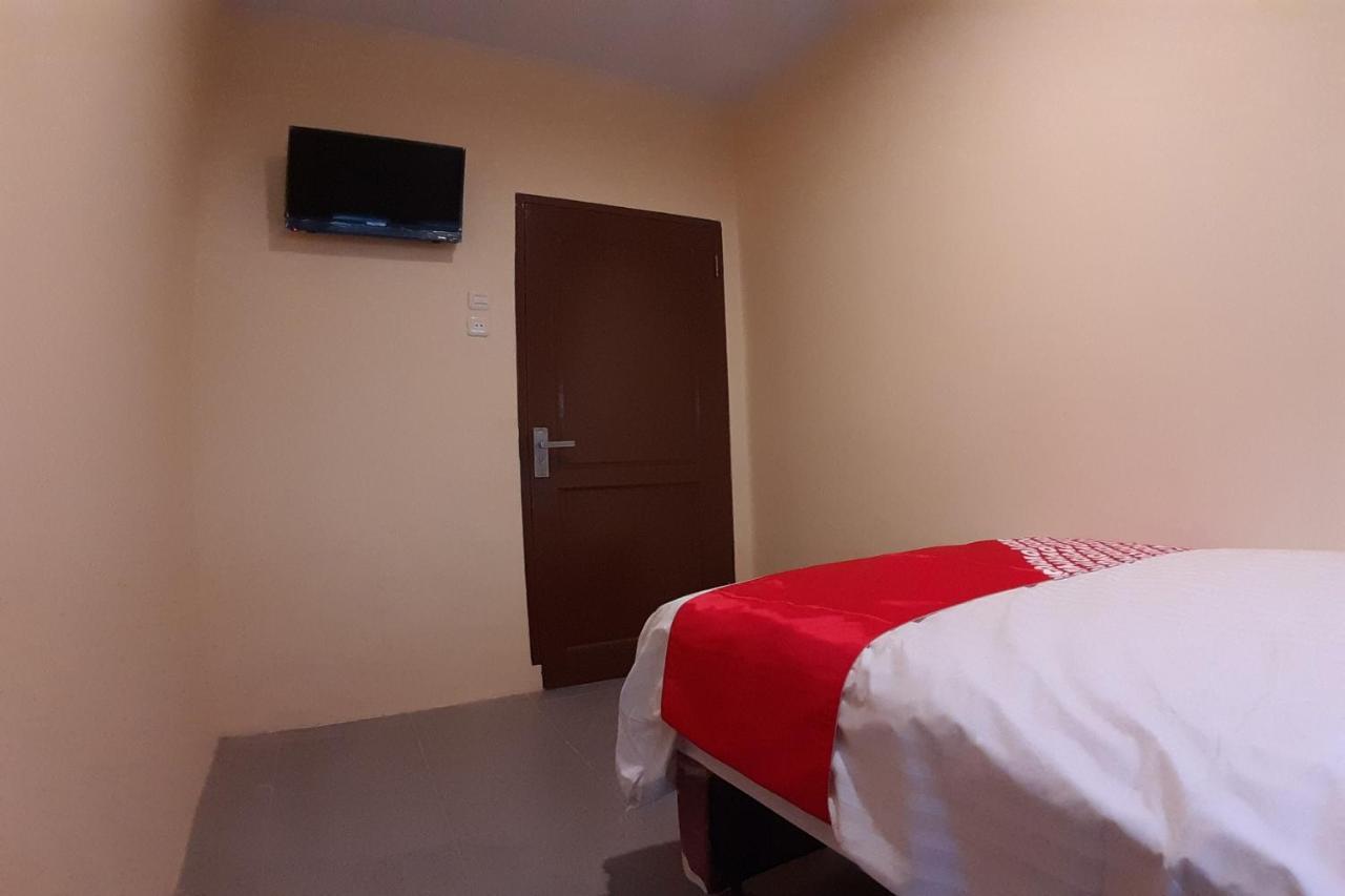 Oyo 1053 Angelyn Home Stay Medan Exteriör bild