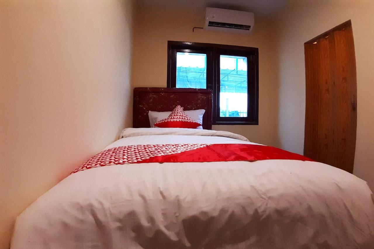 Oyo 1053 Angelyn Home Stay Medan Exteriör bild