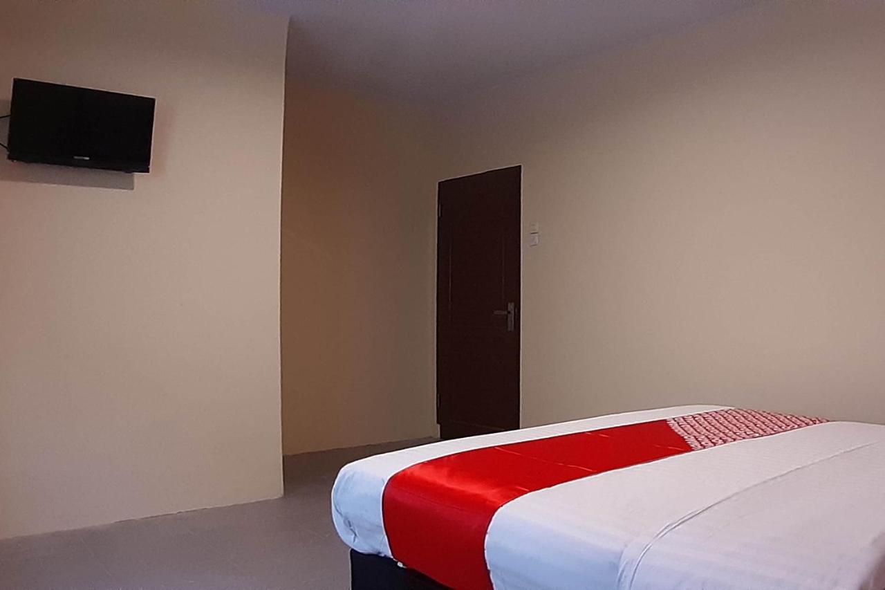 Oyo 1053 Angelyn Home Stay Medan Exteriör bild