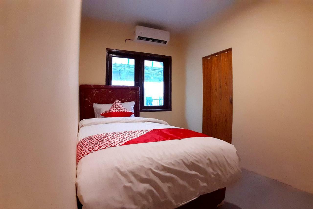 Oyo 1053 Angelyn Home Stay Medan Exteriör bild