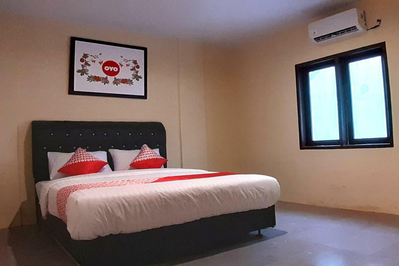 Oyo 1053 Angelyn Home Stay Medan Exteriör bild