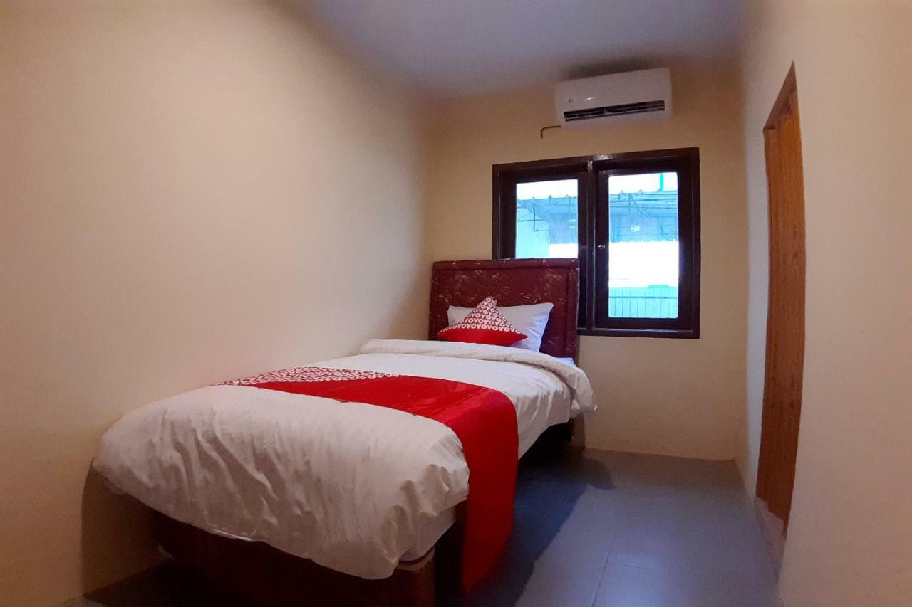 Oyo 1053 Angelyn Home Stay Medan Exteriör bild