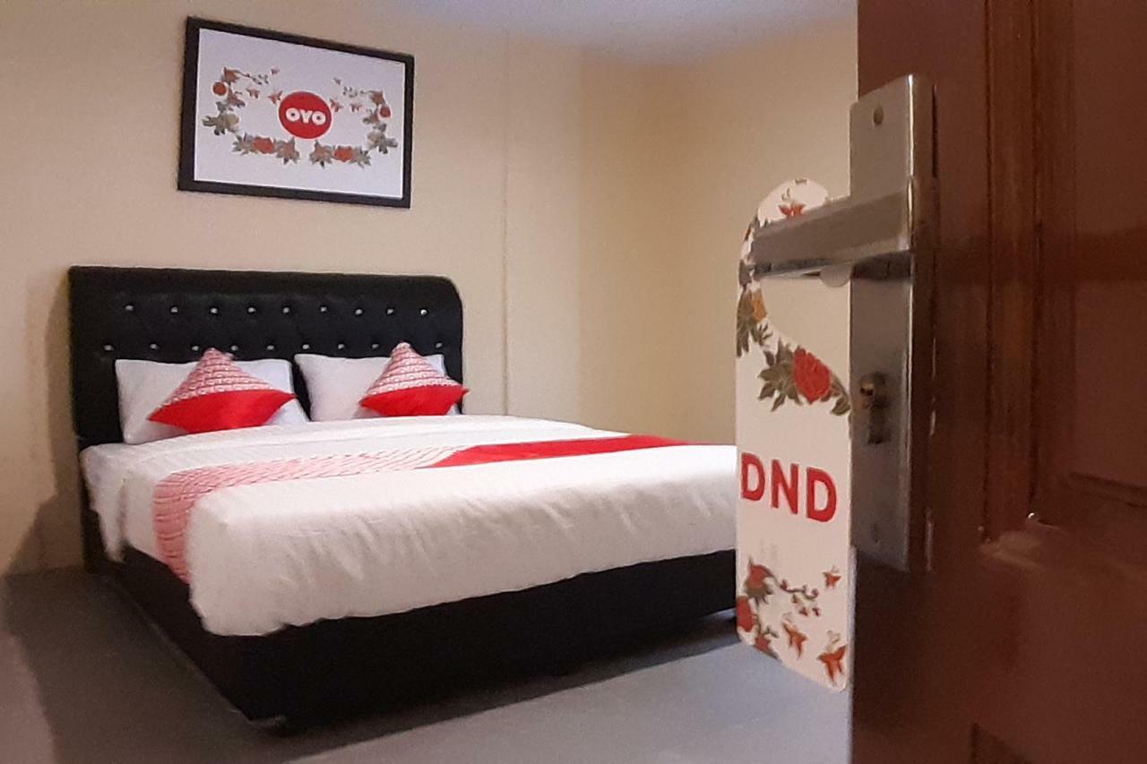 Oyo 1053 Angelyn Home Stay Medan Exteriör bild