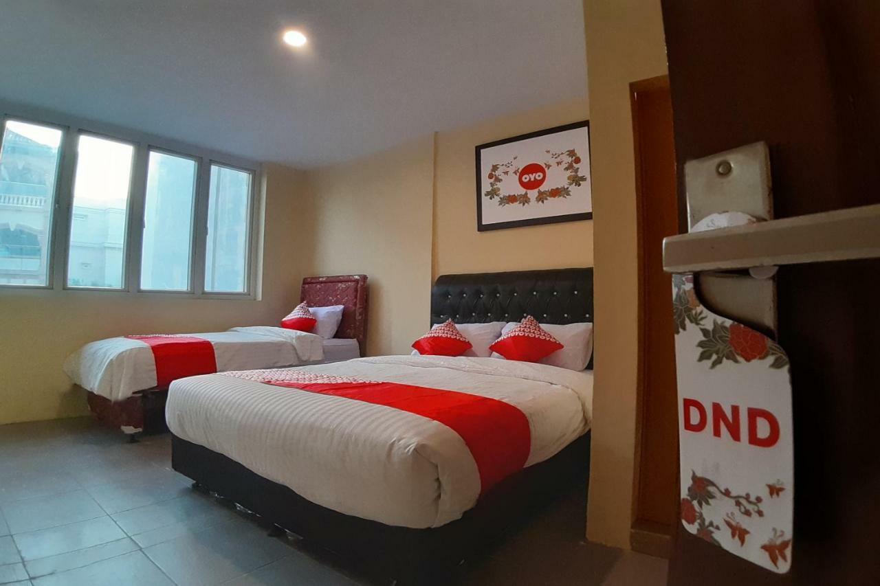 Oyo 1053 Angelyn Home Stay Medan Exteriör bild